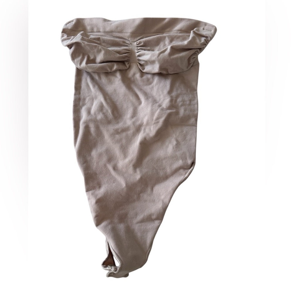 Skims Shape wear Bodysuit Thong Size Medium NEW